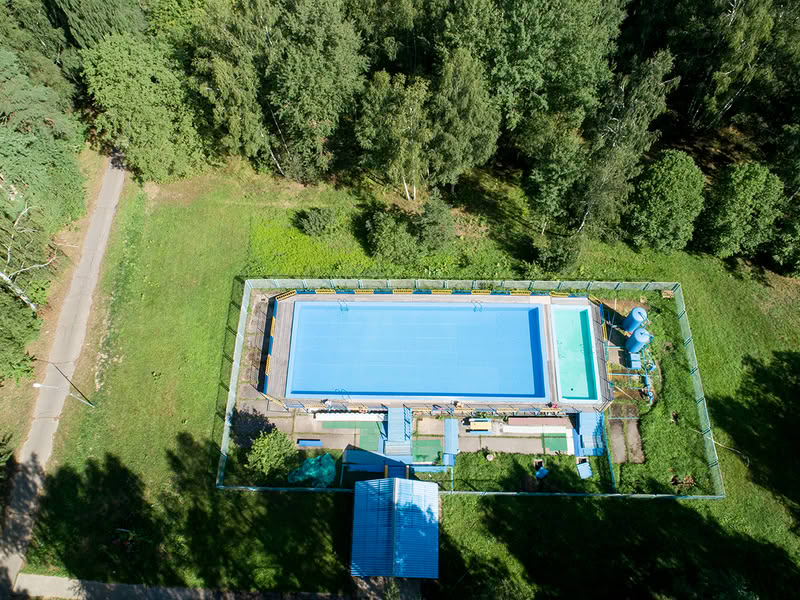 Большой открытый бассейн